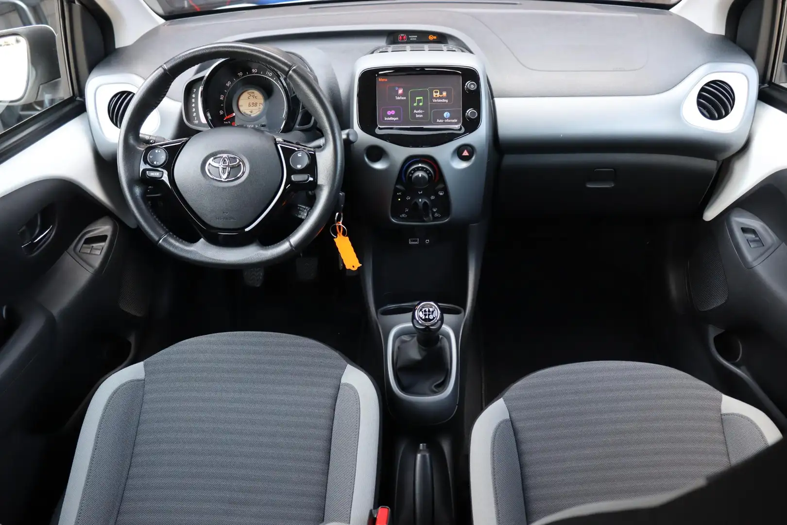 Toyota Aygo 1.0 VVT-i x-play, Cabrio Weiß - 2