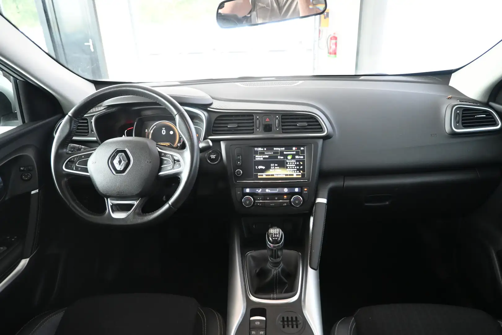Renault Kadjar 1.2 TCe Intens Ecc Navigatie LED Trekhaak Rijklaar Grijs - 2