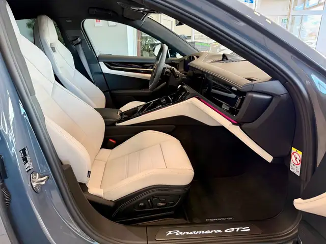 Porsche Panamera view 13