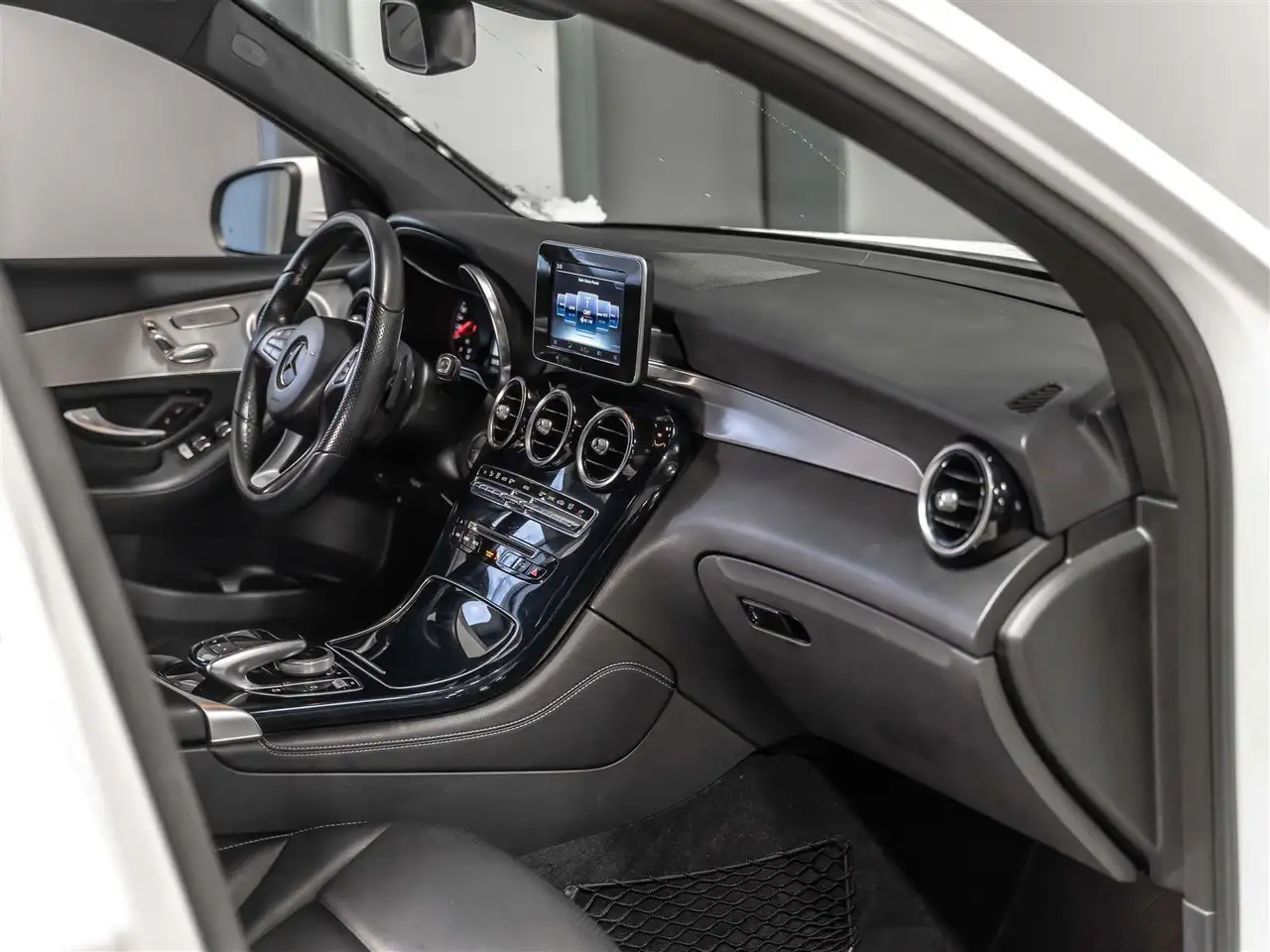 Mercedes-Benz GLC снимка Mercedes-Benz GLC