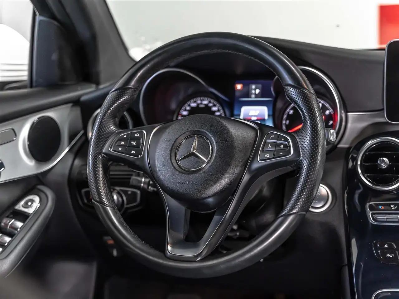 Mercedes-Benz GLC снимка Mercedes-Benz GLC