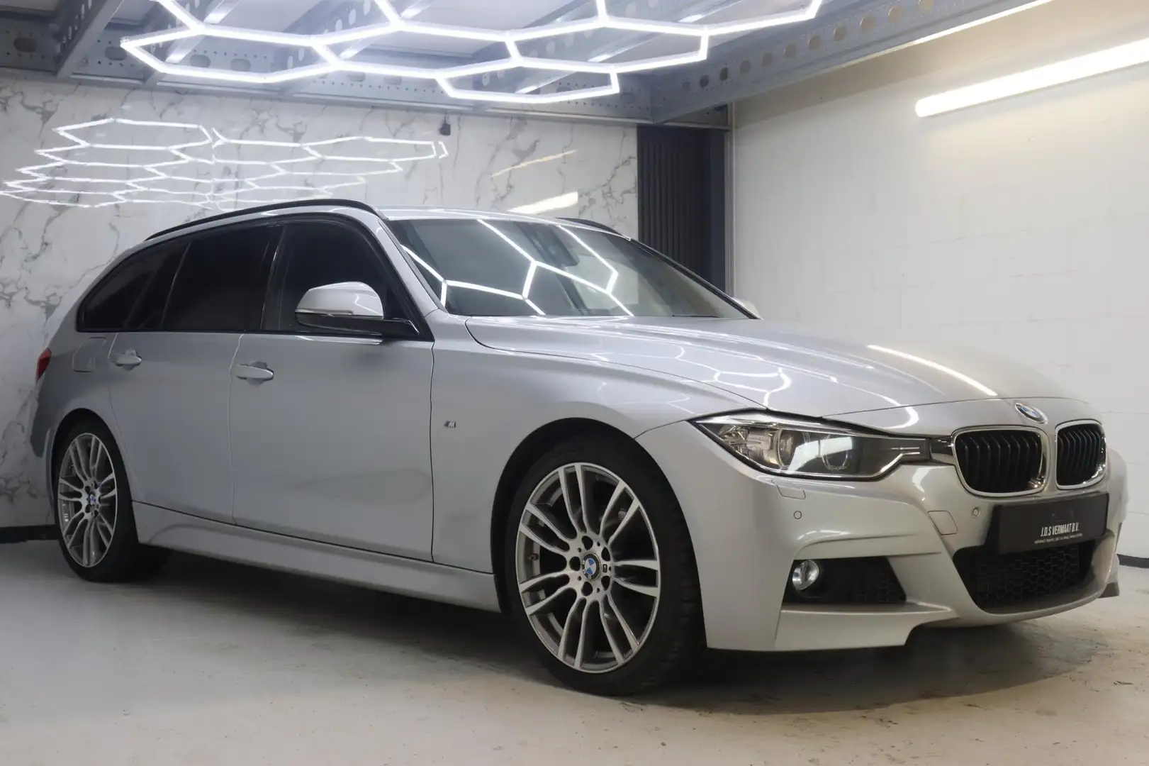 BMW 320 3-serie Touring 320d M Sport Edition High Executiv Grijs - 2