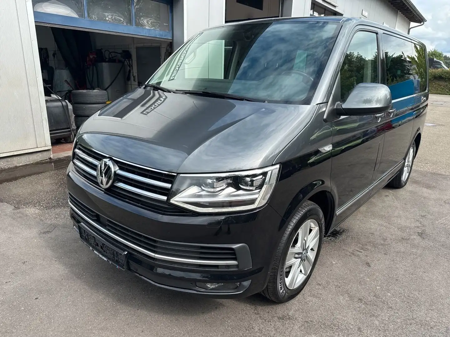 Volkswagen T6 Multivan Gen Six 2.0TDI DSG ElektrTür APP AHK Zwart - 1