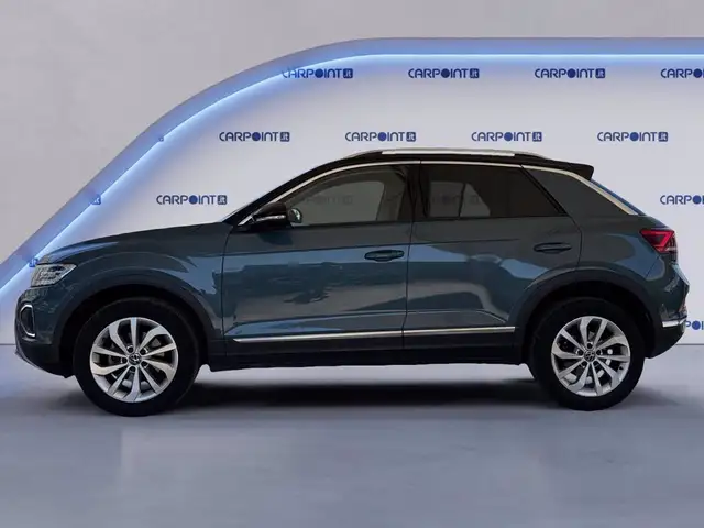 Volkswagen T-Roc view 3