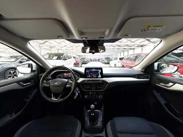 Ford Focus view 9