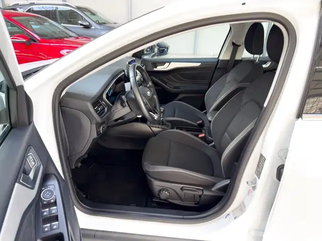 Ford Focus view 8