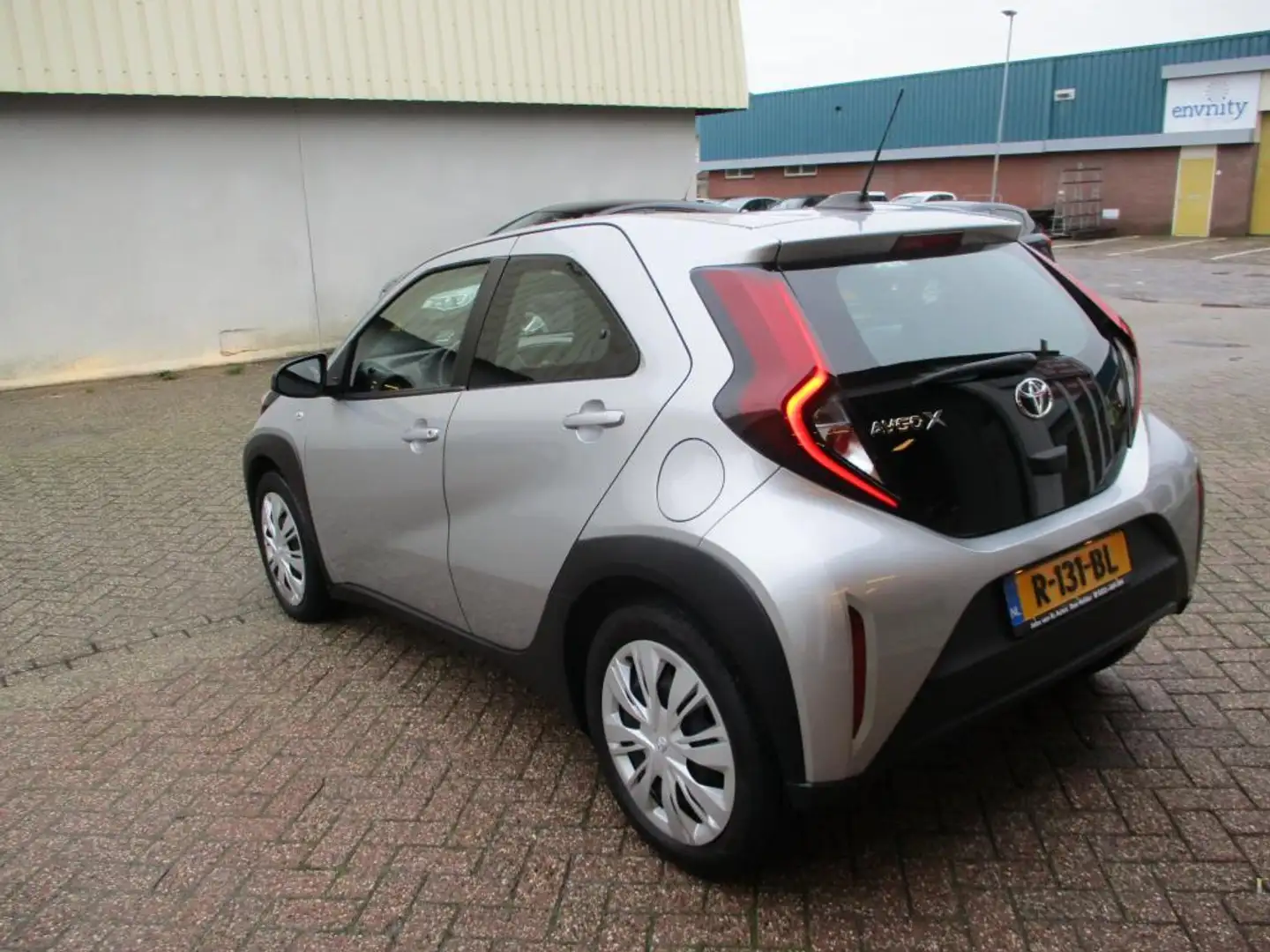 Toyota Aygo X 1.0 VVT-i MT Play Grijs - 2
