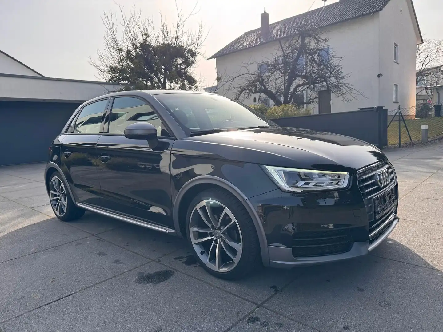 Audi A1 Sportback *NAVI/KLIMA/SHZ/XENON* Schwarz - 2