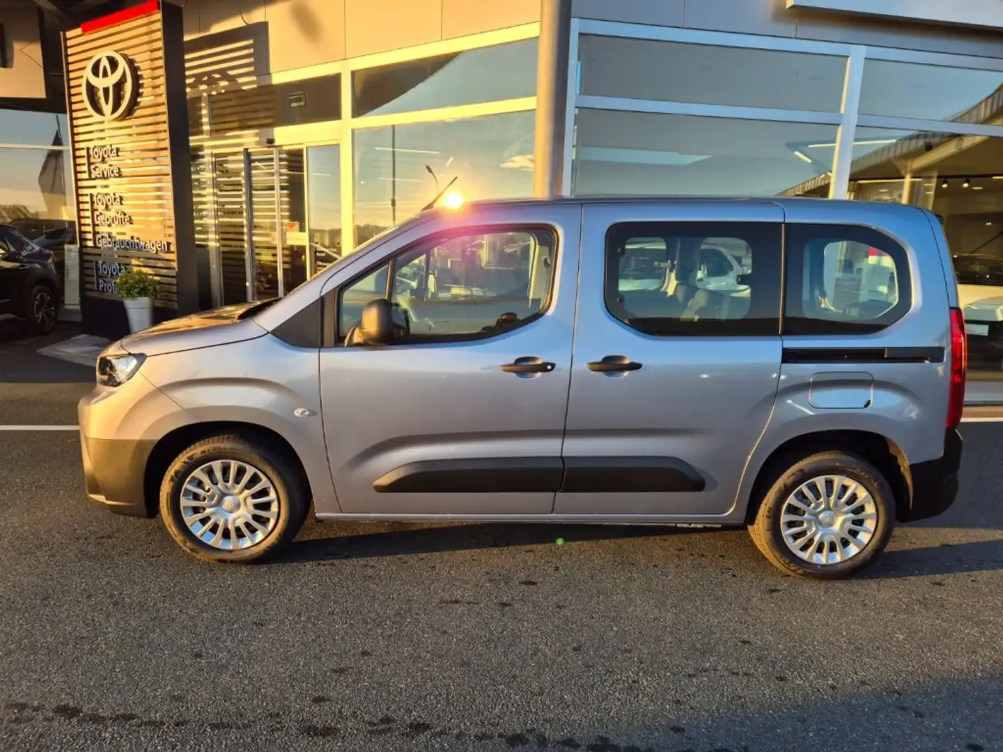 Toyota Proace City City Verso 1,5l 100PS Shuttle L1 Silber - 2