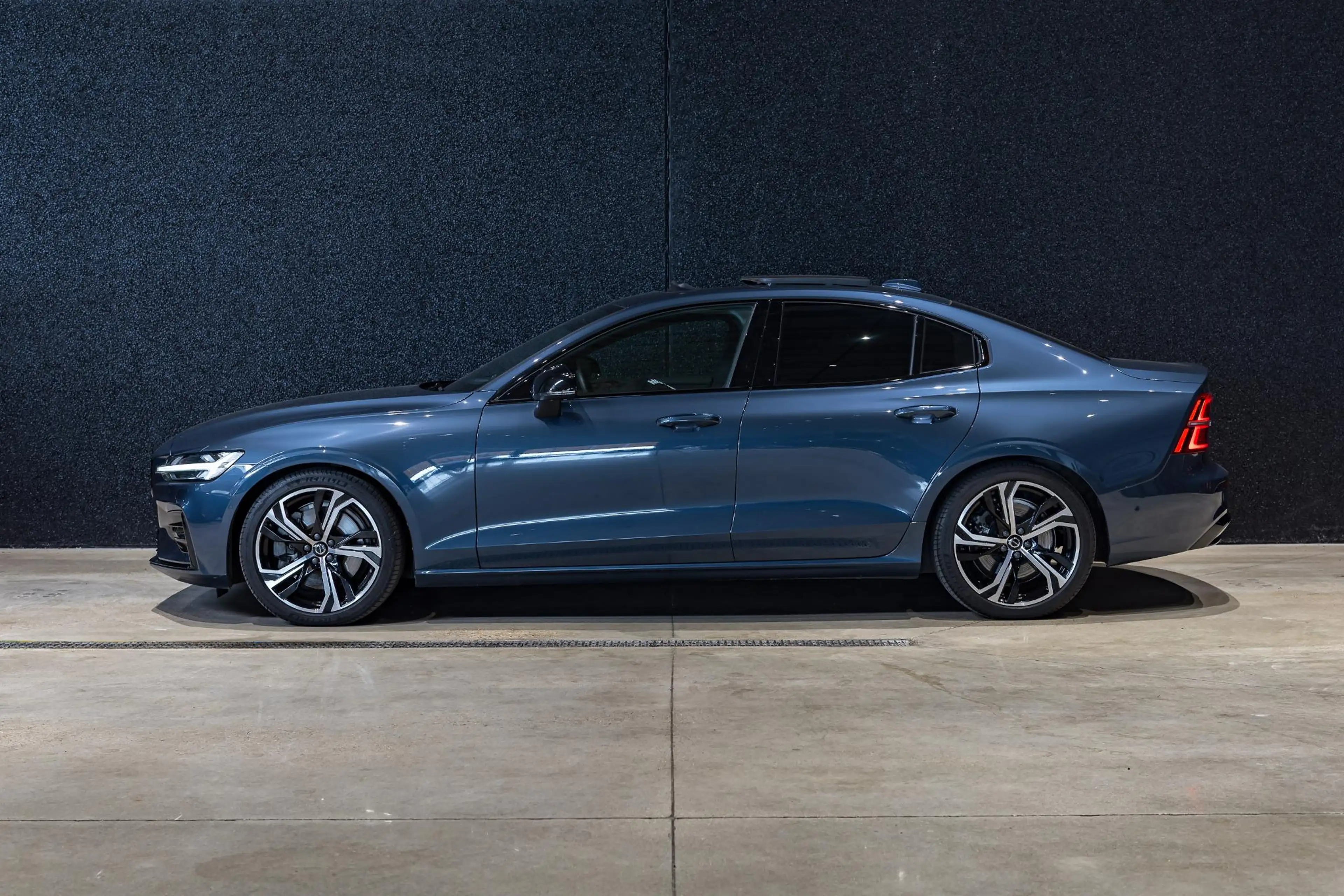 Volvo S60 B5 Ultimate Dark Aut. NAVI | LEDER | H&K Sound | 3 — photo 4