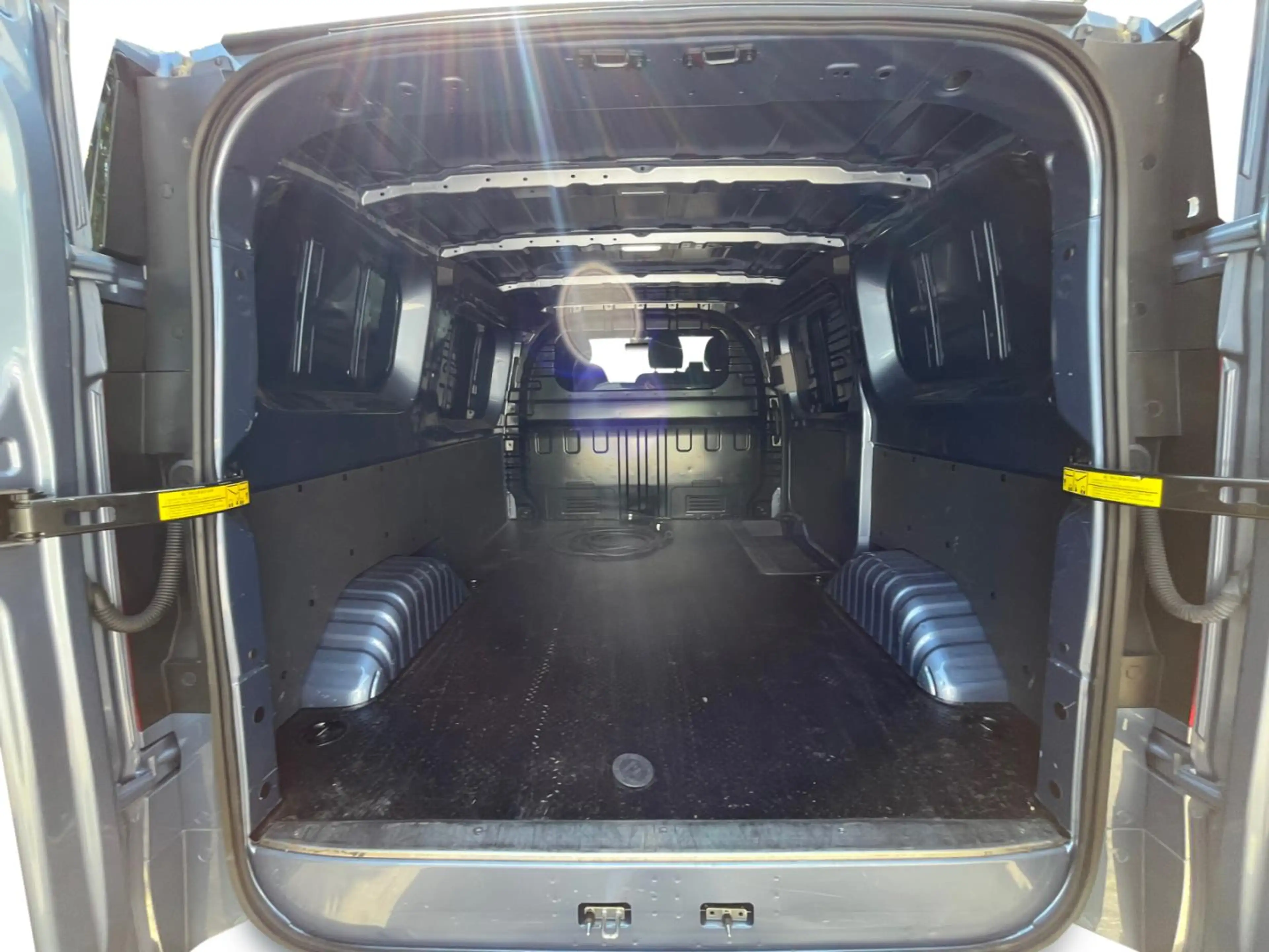 Maxus eDeliver 7 L1H1 88KWH * APPLE CARPLAY & ANDROID AUTO * NOOD- — photo 6