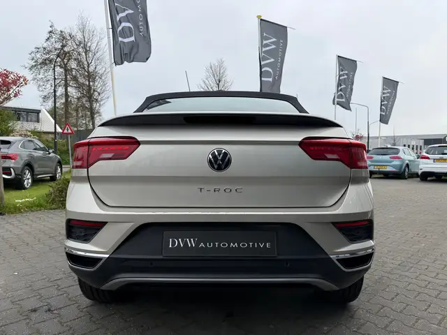Volkswagen T-Roc view 4