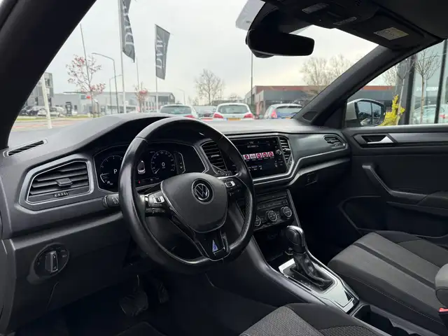 Volkswagen T-Roc view 8