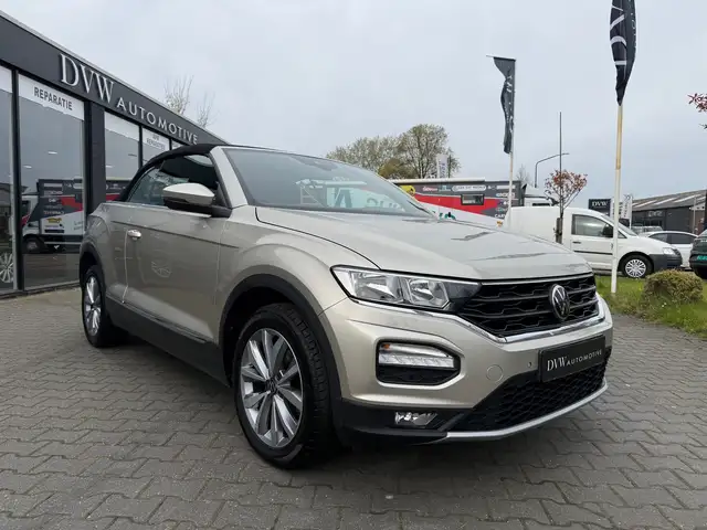 Volkswagen T-Roc view 6