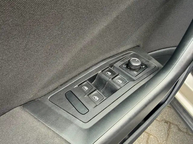 Volkswagen T-Roc view 9