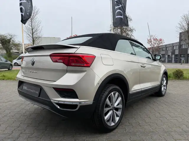 Volkswagen T-Roc view 5