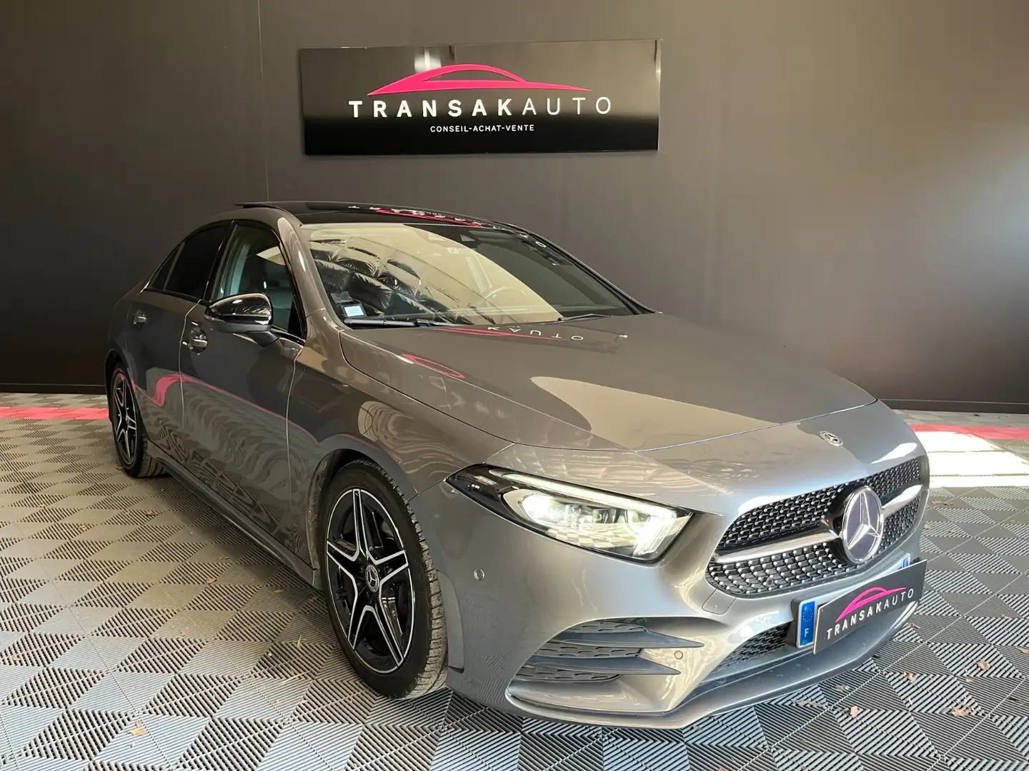 Mercedes-Benz AMG Line Grau - 1