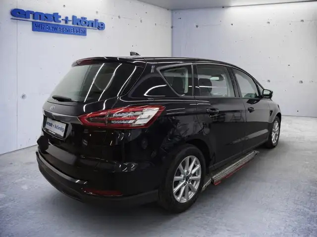 Ford S-Max view 3