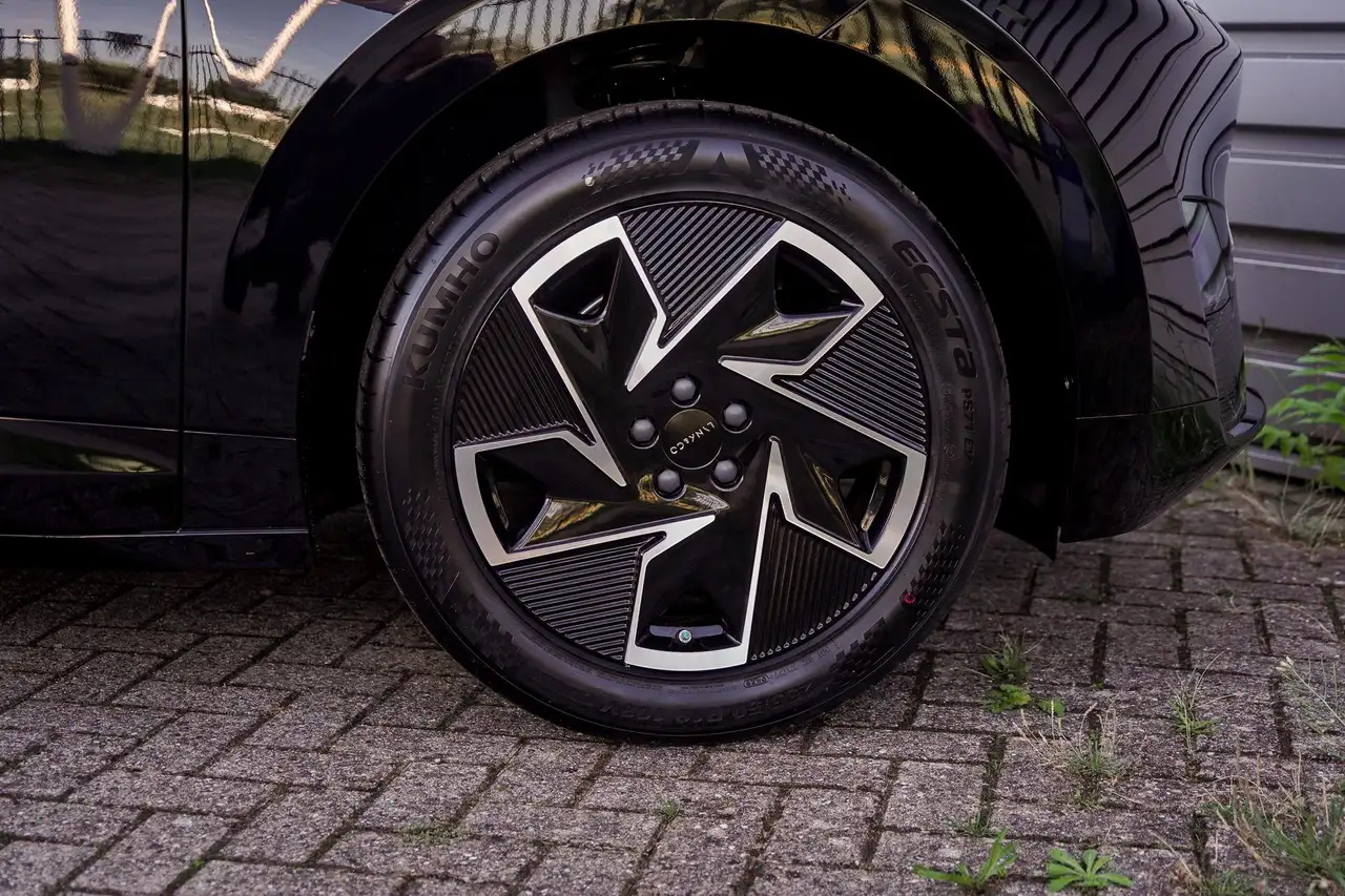 Lynk & Co 02