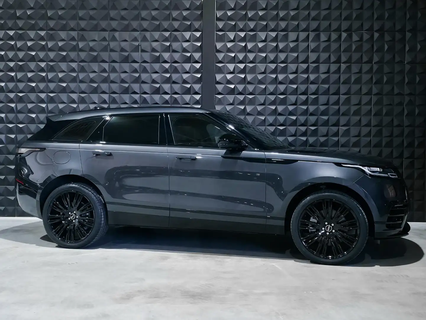 Land Rover Range Rover Velar 2.0 P400e R-Dynamic SE | 22" | PANO | Side Assist Grijs - 2