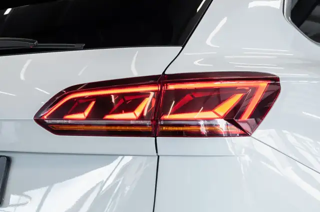 Volkswagen Touareg view 8