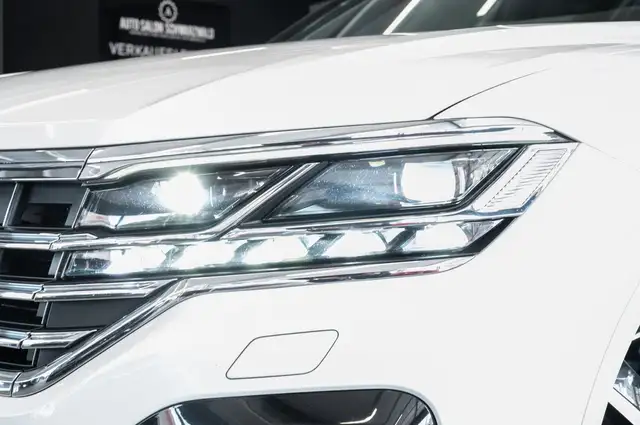 Volkswagen Touareg view 4