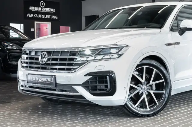Volkswagen Touareg view 3