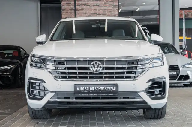 Volkswagen Touareg view 5