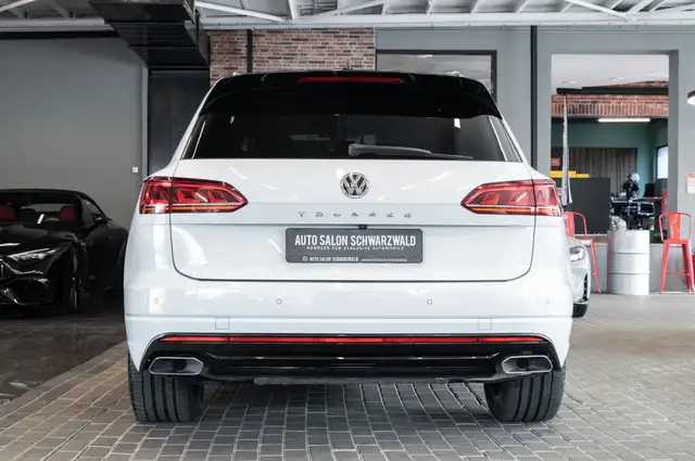 Volkswagen Touareg view 9