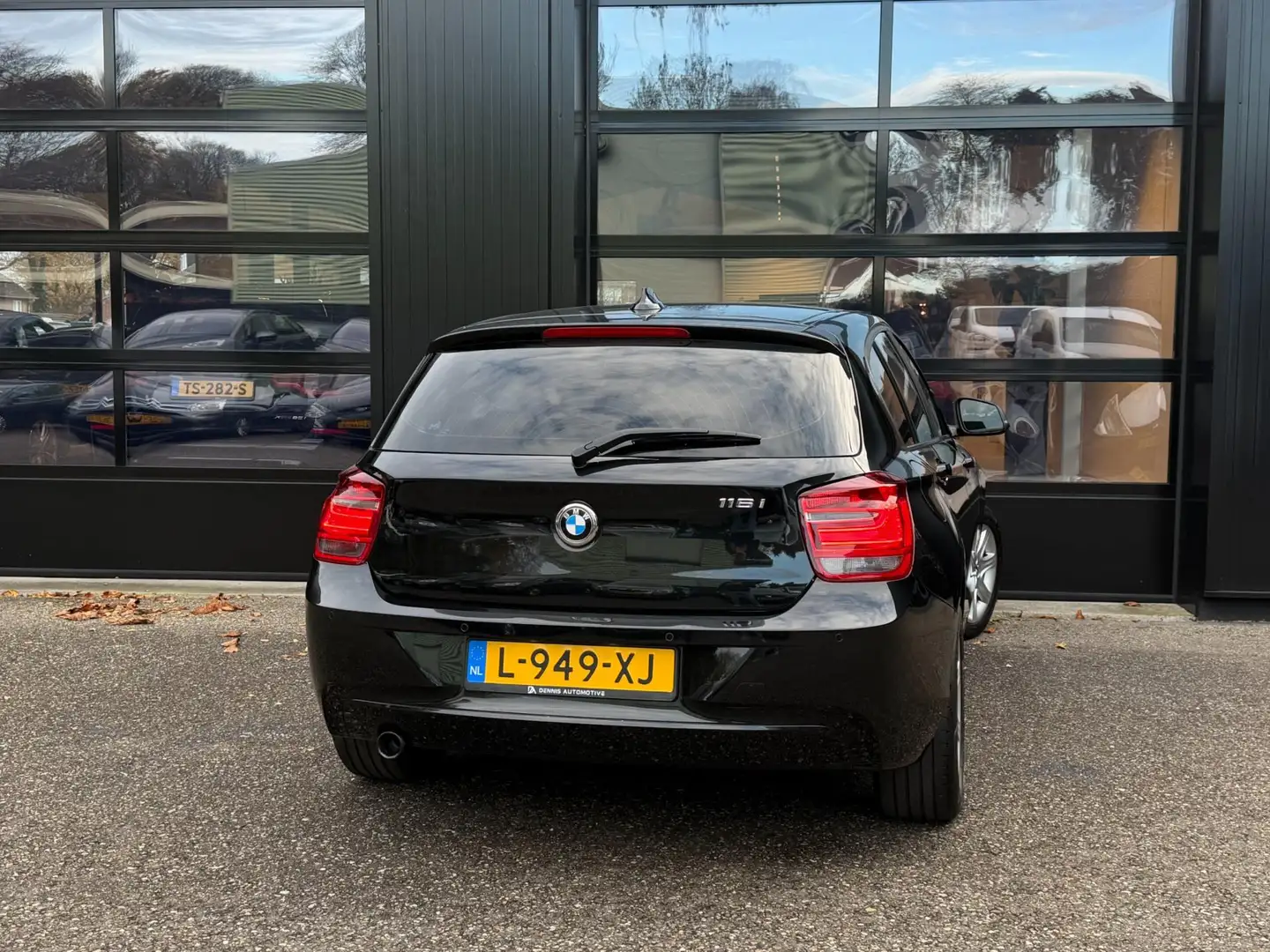 BMW 116 1-serie 116i Executive Xenon Carplay Stoelverw. Zwart - 2