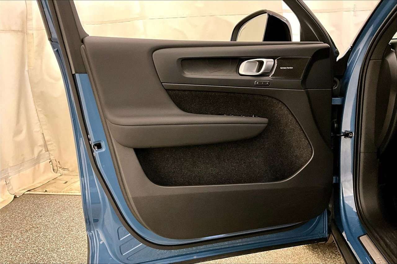2023 Volvo XC40 TWIN ULTIMATE 100% ELECTRIC - HARMAN KARDON - 20'' thumb 18