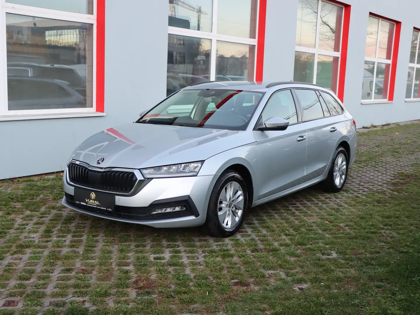 Skoda Octavia Combi 2,0TDI Style DSG | AHK | LED | Premium Paket Grijs - 2