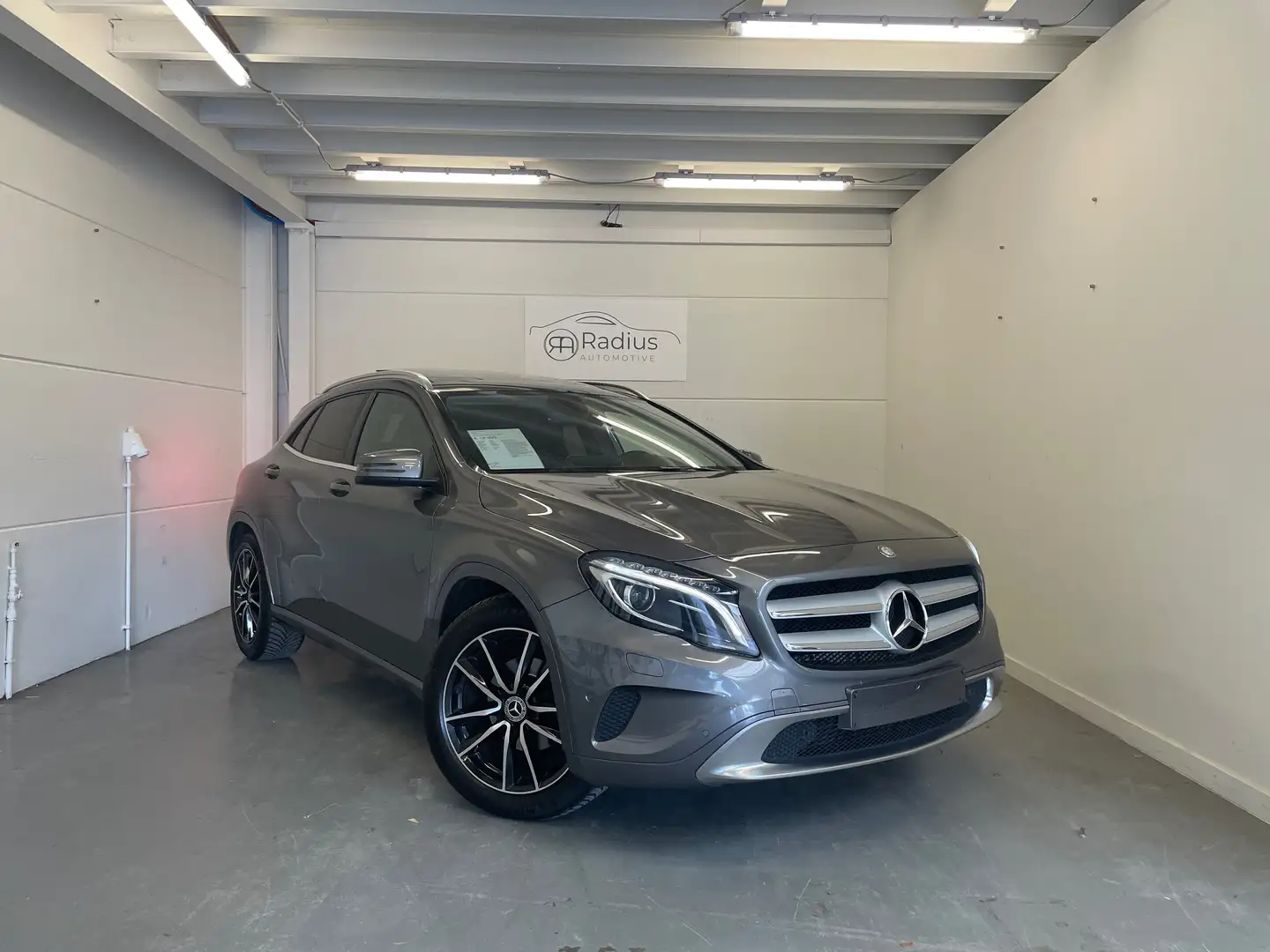 Mercedes-Benz GLA 220 d Grijs - 2