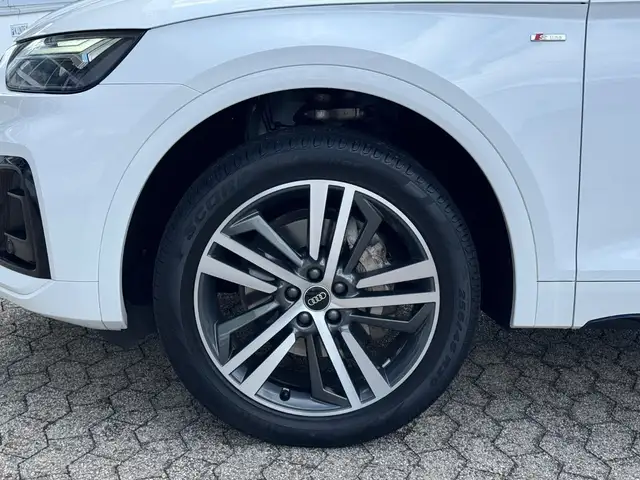 Audi Q5 view 8