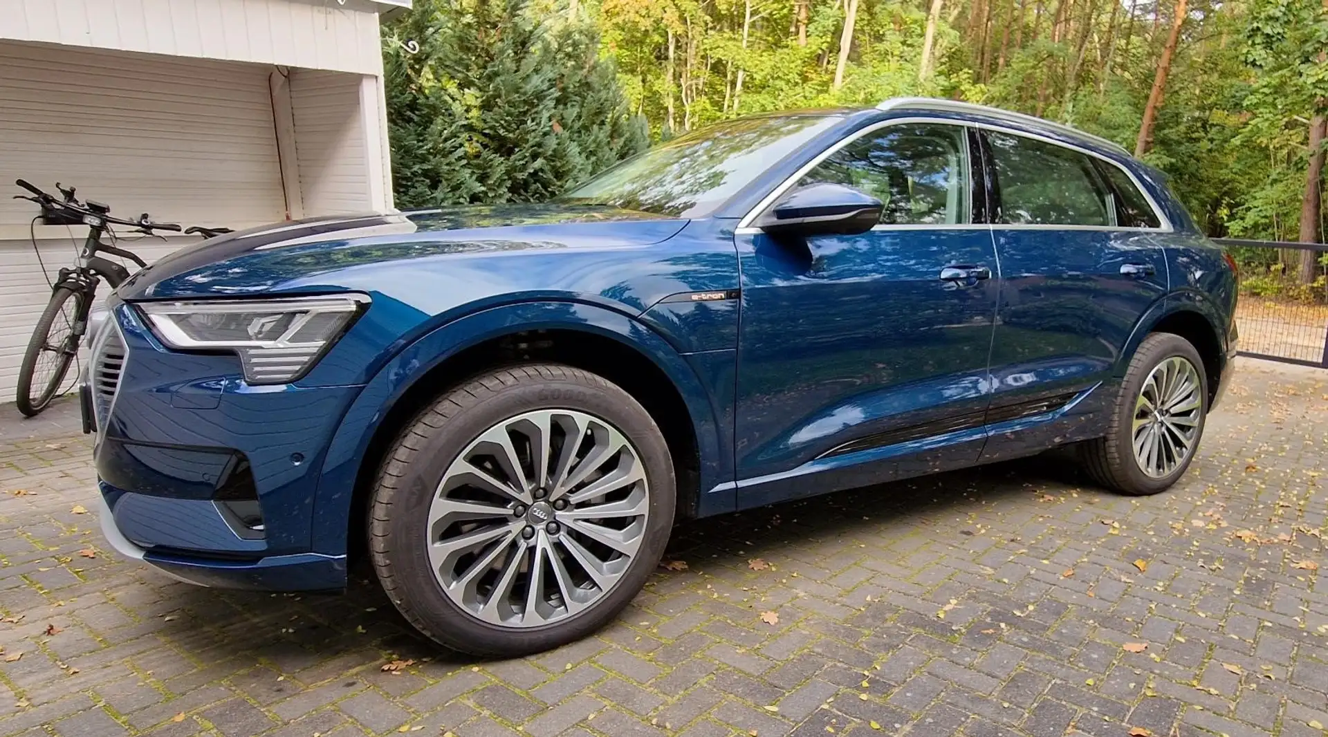 Audi e-tron e-tron 55 quattro advanced mit Garantie Blau - 2