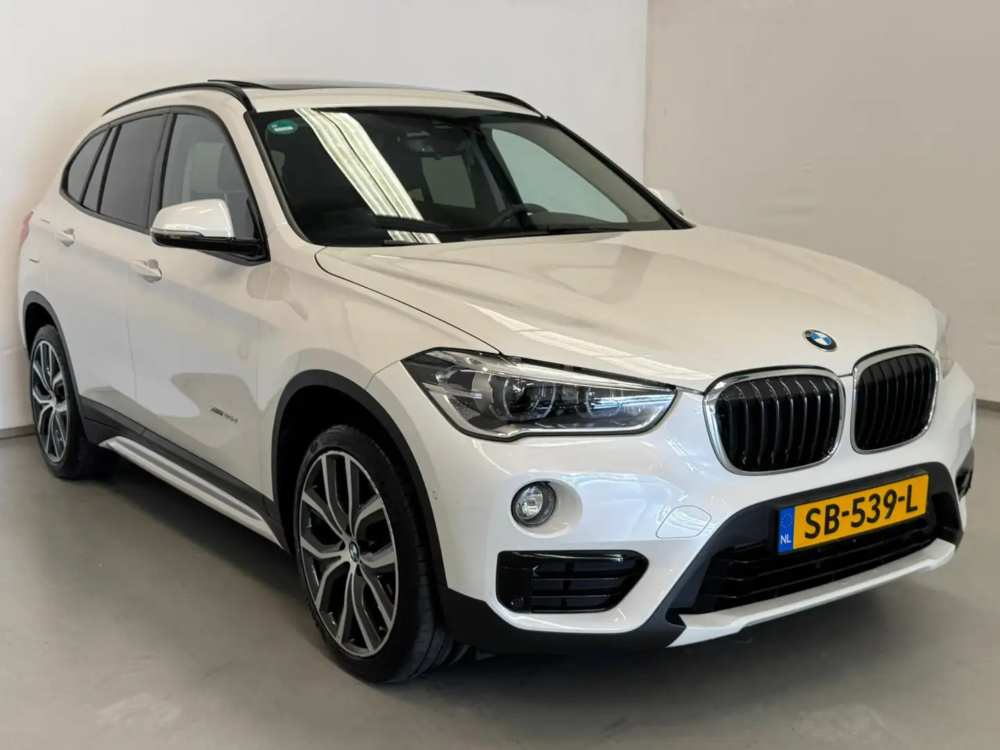 BMW X1 XDrive20d High Exe / M Pakket / Pano / Harman / He Weiß - 2