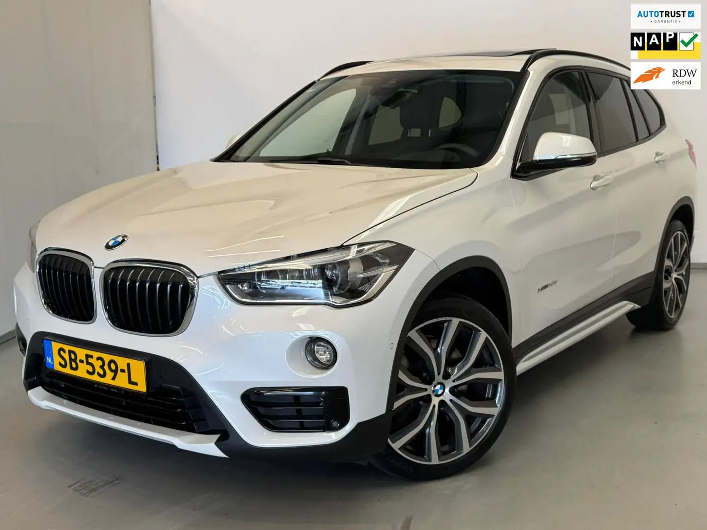 BMW X1 XDrive20d High Exe / M Pakket / Pano / Harman / He Weiß - 1