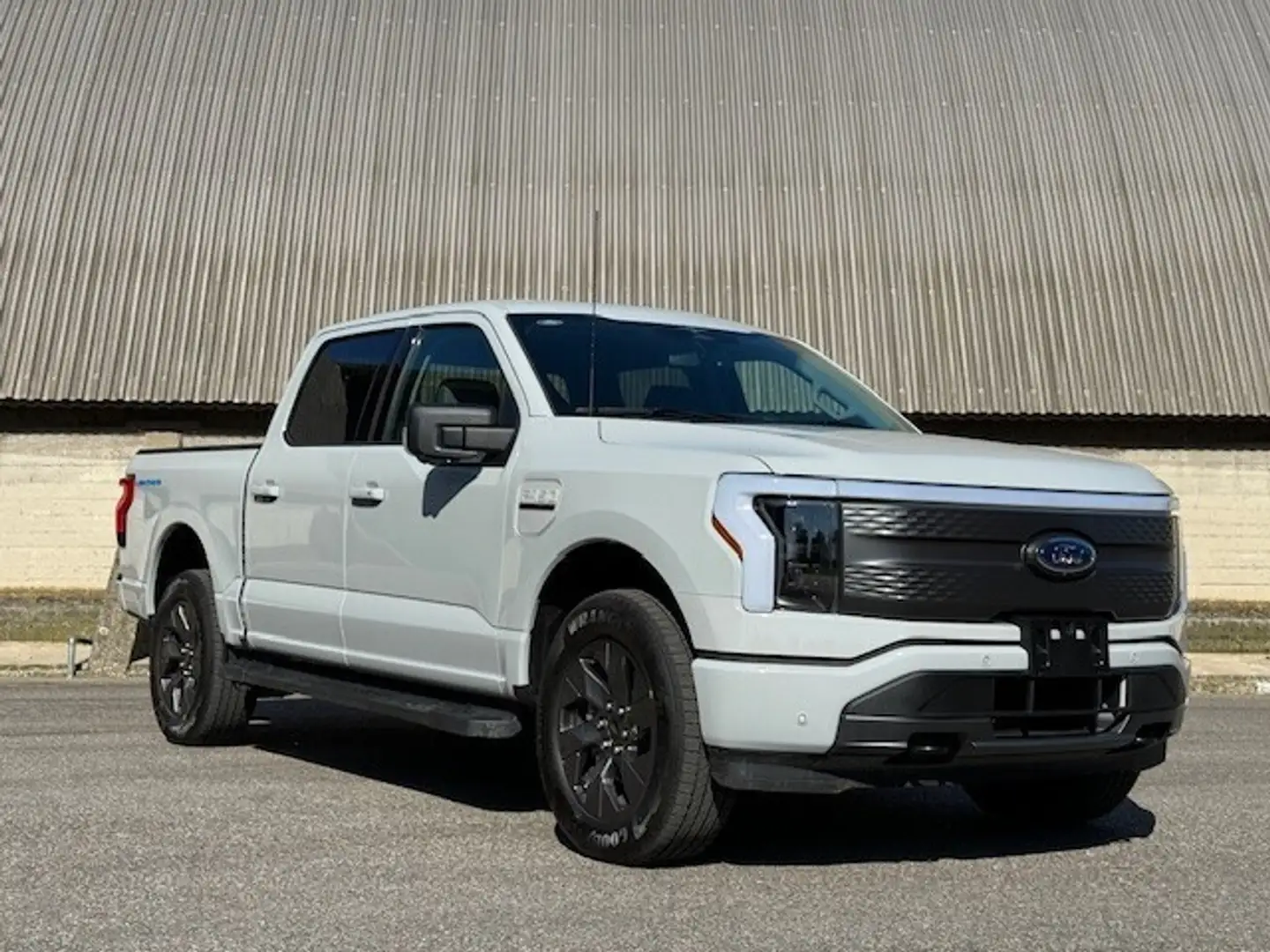 Ford F 150 LIGHTNING AWD SUPERCREW XLT Šedá - 2