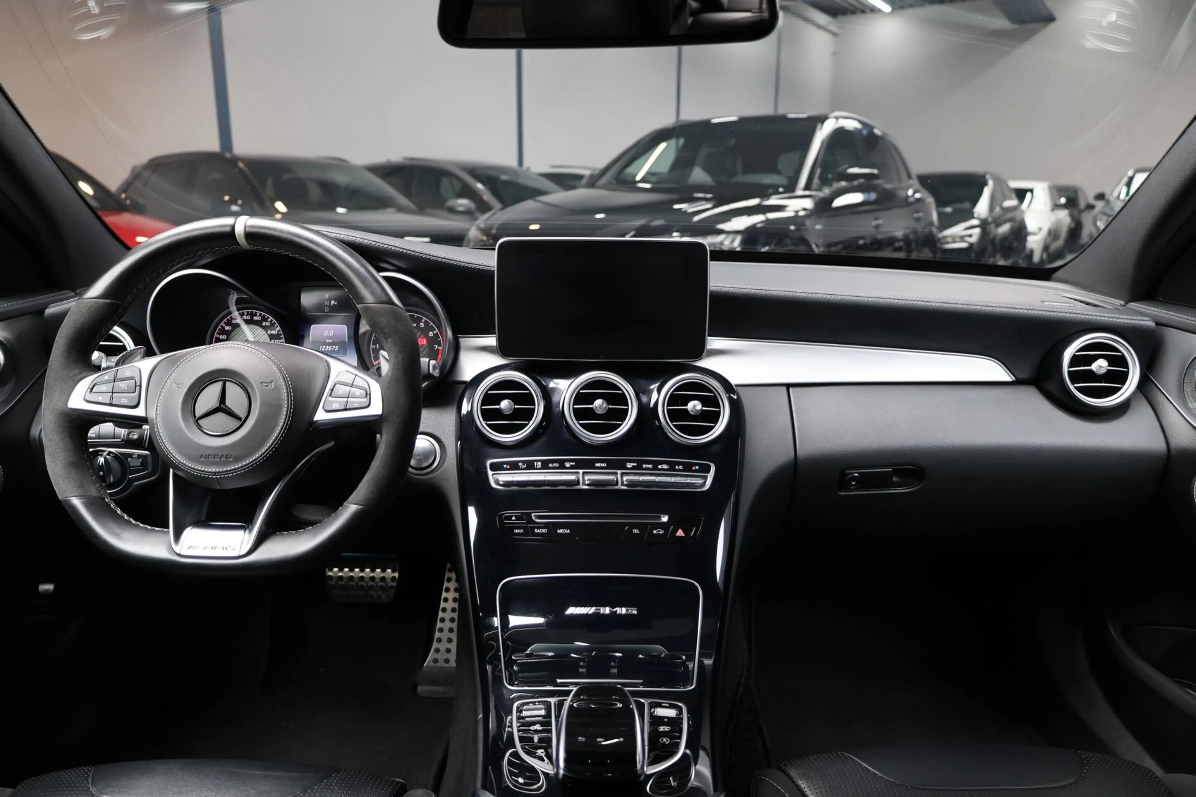 Mercedes-Benz C 63 AMG LED/SFEER/PANO/LEDER+S.VERWARMING+MEMORY/19" LMV/C — photo 2