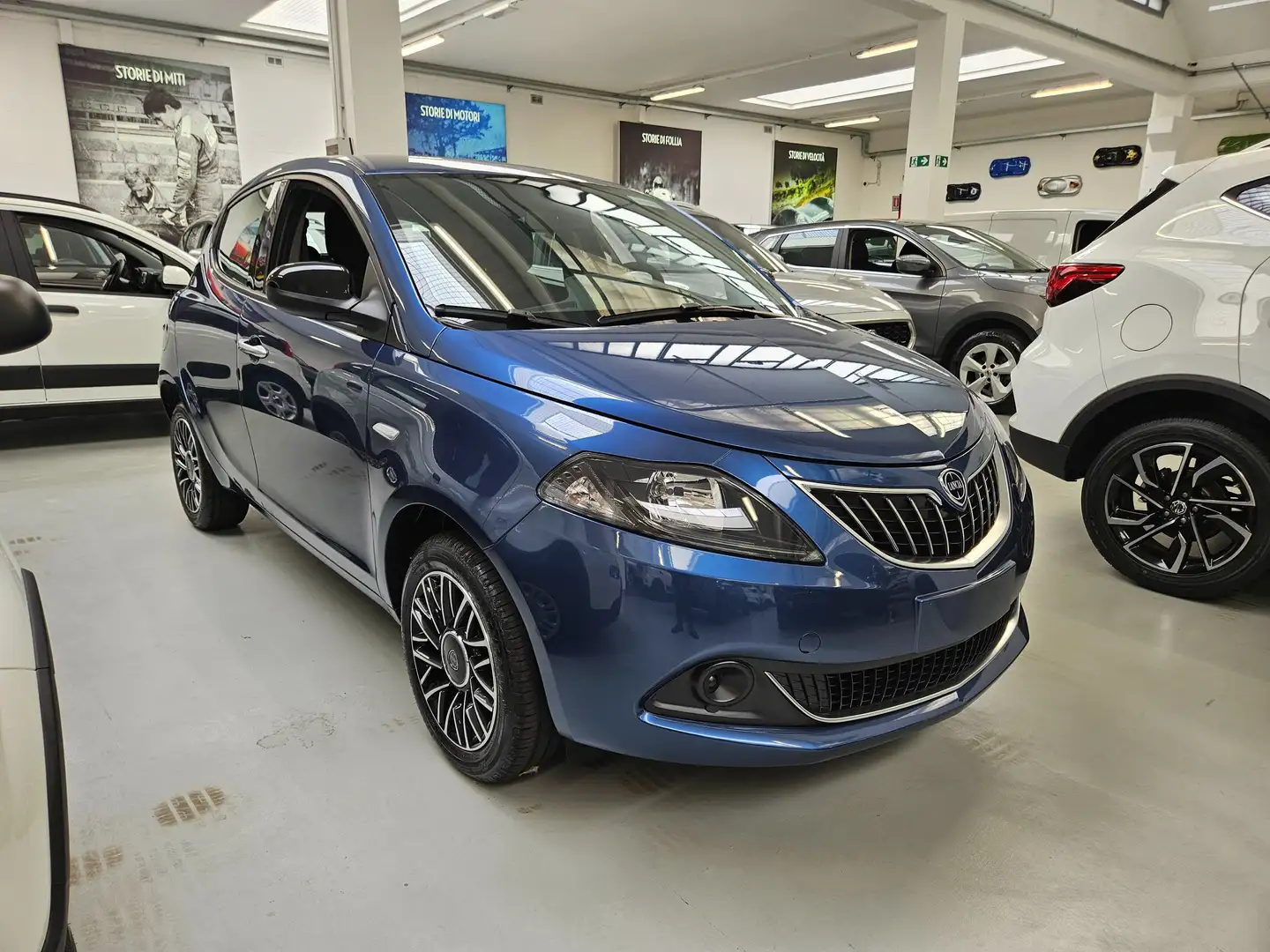 Lancia Ypsilon Ypsilon 1.0 hybrid Platino 70cv Синій - 1