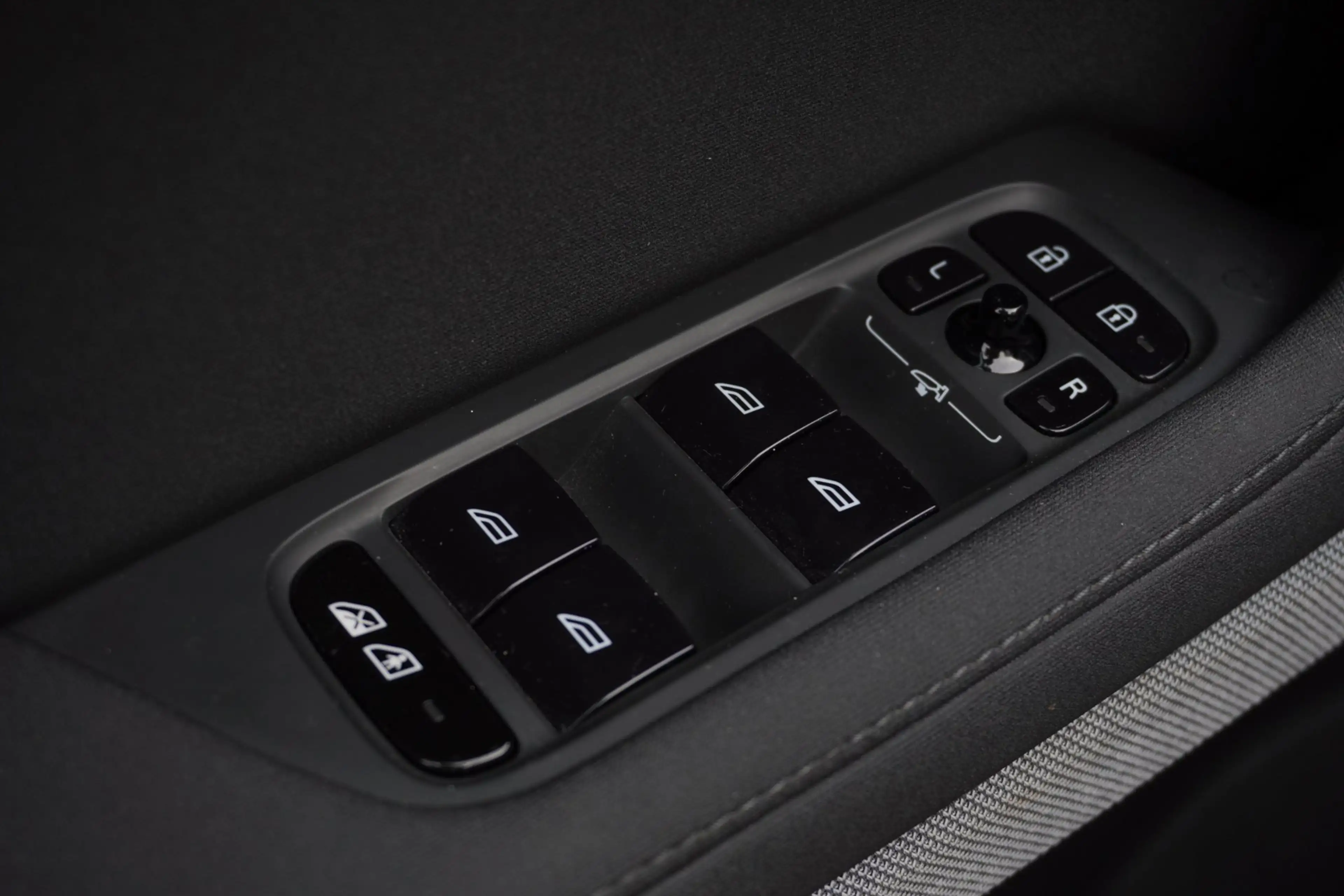 Polestar 2 Long Range Dual Motor Launch Edition 78kWh Perform — photo 38