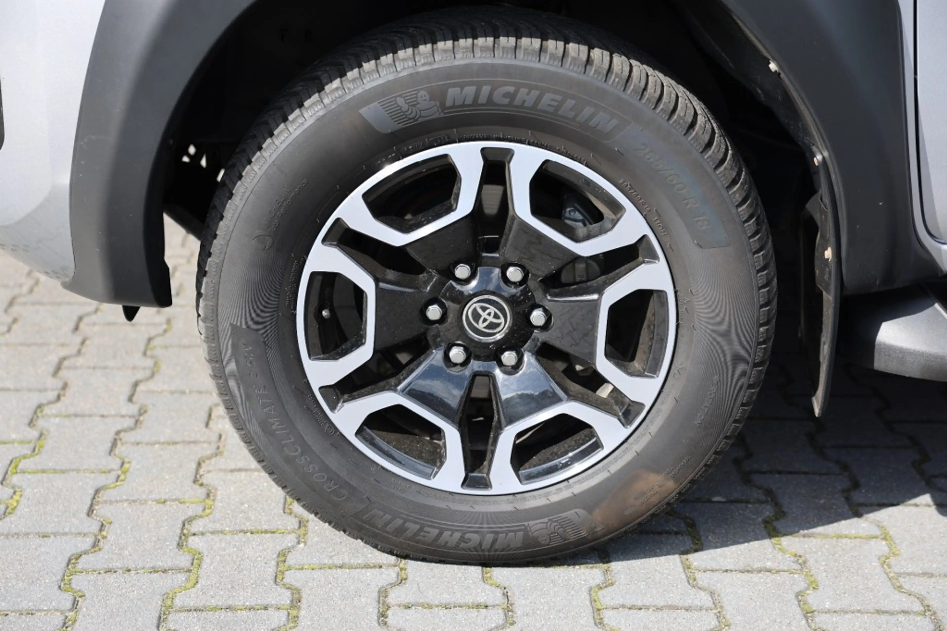 Toyota Hilux 2.8 D-4D DUBBEL CABIN EXECUTIVE A/T 2 ZITS 4WD VAN — photo 3