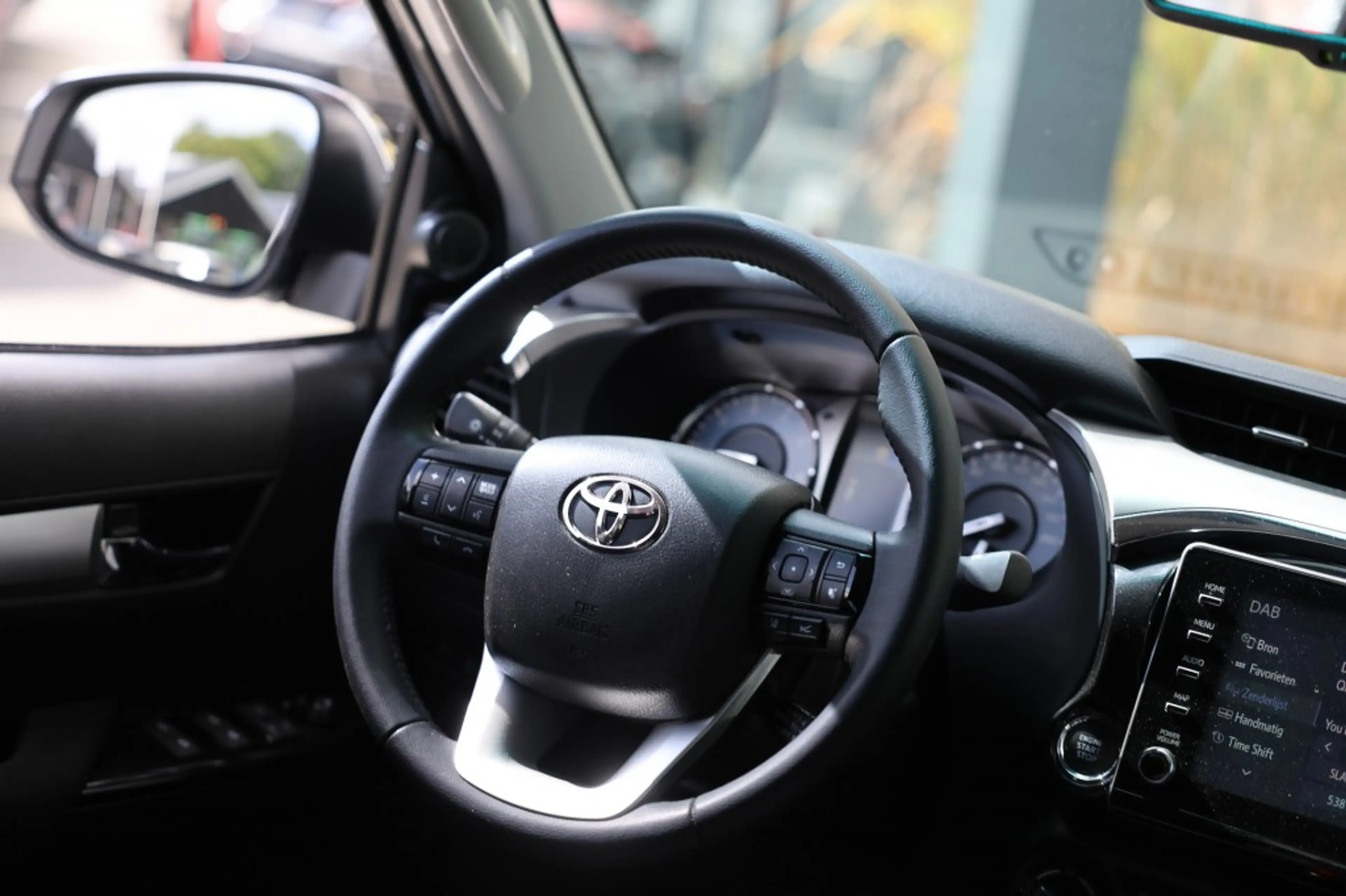 Toyota Hilux 2.8 D-4D DUBBEL CABIN EXECUTIVE A/T 2 ZITS 4WD VAN — photo 9