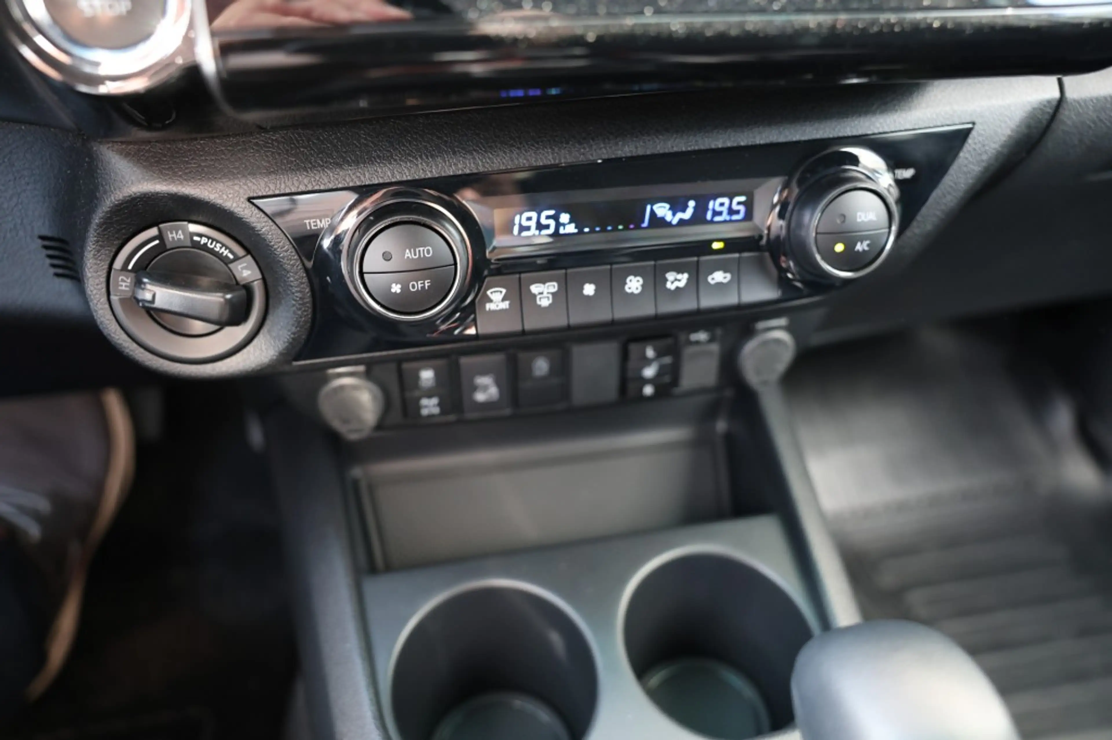 Toyota Hilux 2.8 D-4D DUBBEL CABIN EXECUTIVE A/T 2 ZITS 4WD VAN — photo 16
