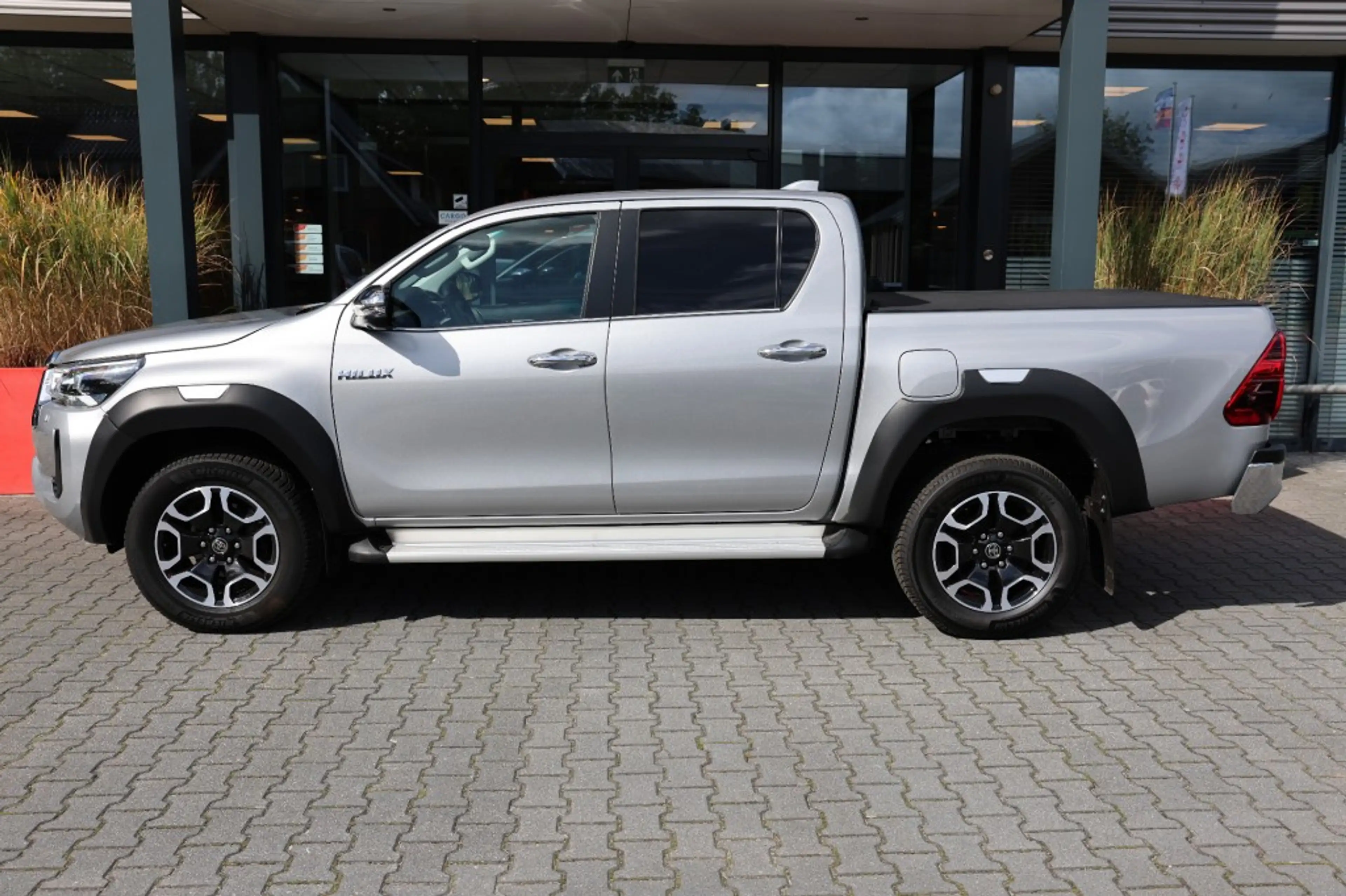 Toyota Hilux 2.8 D-4D DUBBEL CABIN EXECUTIVE A/T 2 ZITS 4WD VAN — photo 2