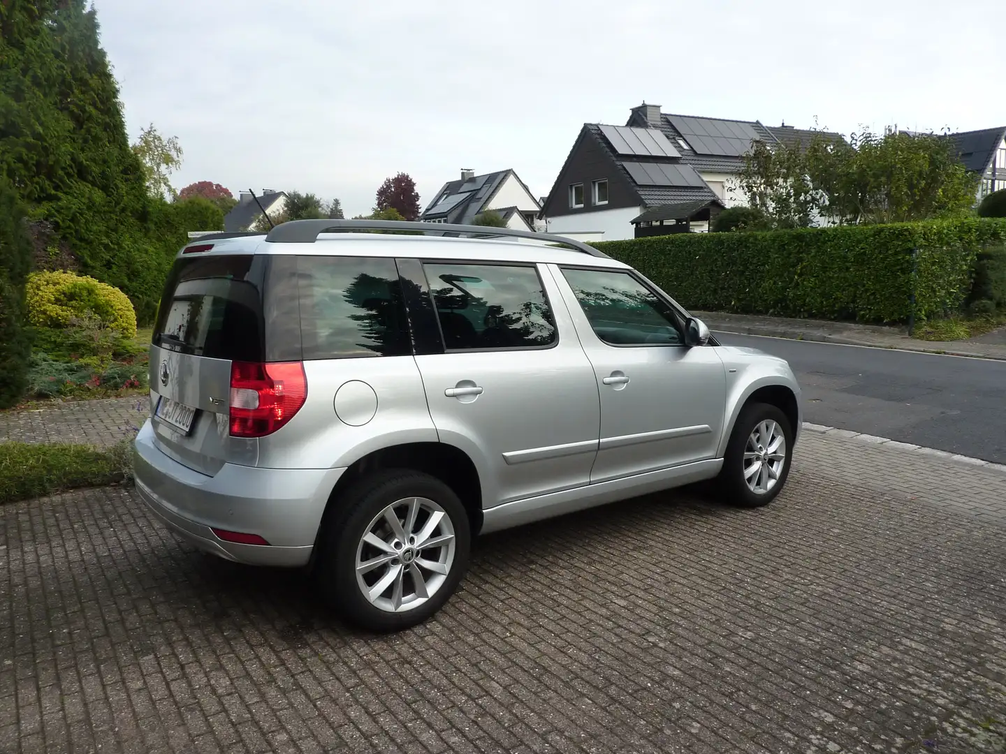 Skoda Yeti Yeti 1.2 TSI Joy 1.Hand*KlimaAUT*PDC*SHZ*TÜVneu Silber - 2