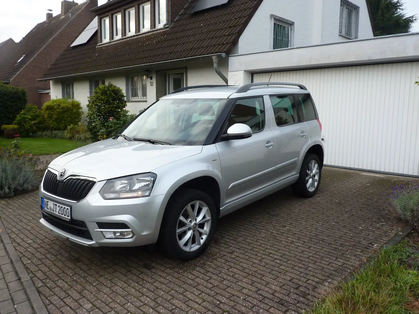 Skoda Yeti Yeti 1.2 TSI Joy 1.Hand*KlimaAUT*PDC*SHZ*TÜVneu Silber - 1