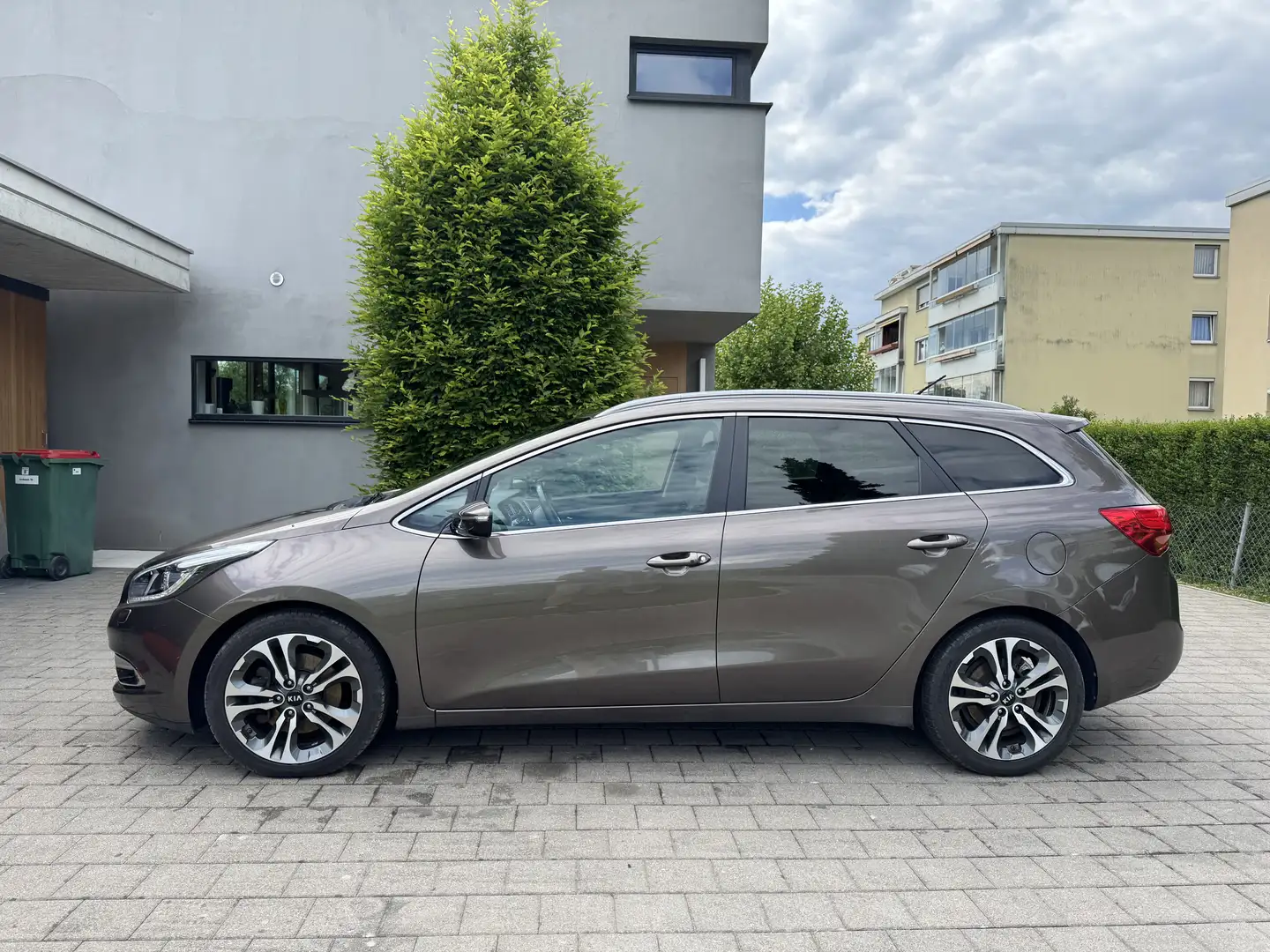 Kia Ceed SW / cee'd SW 2.0 CRDi Leder Topzustand Anhängerkupplung - 1