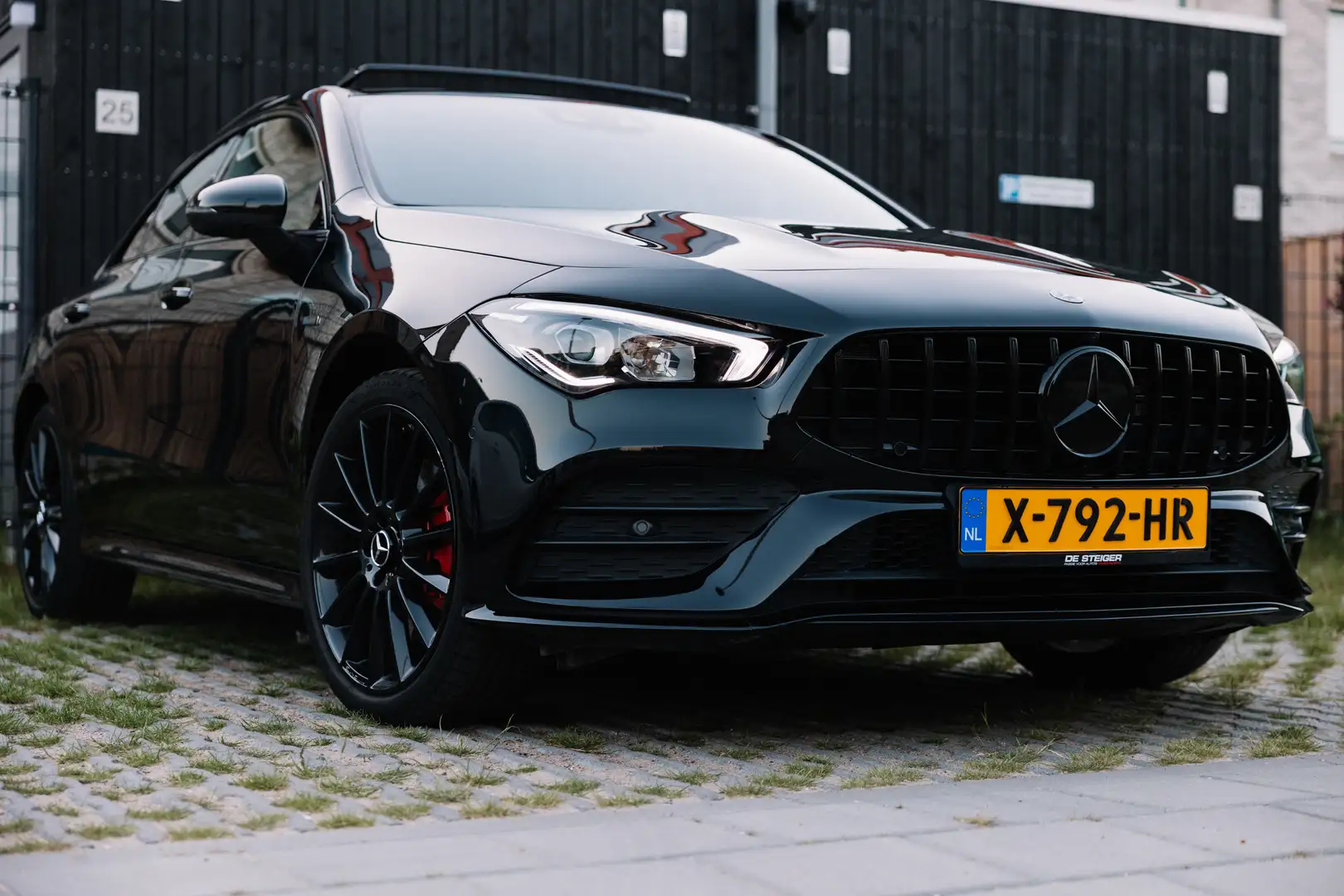 Mercedes-Benz CLA 250 Mercedes-Benz CLA 250e 218pk 8G-DCT zwart AMG&Nigh Zwart - 1