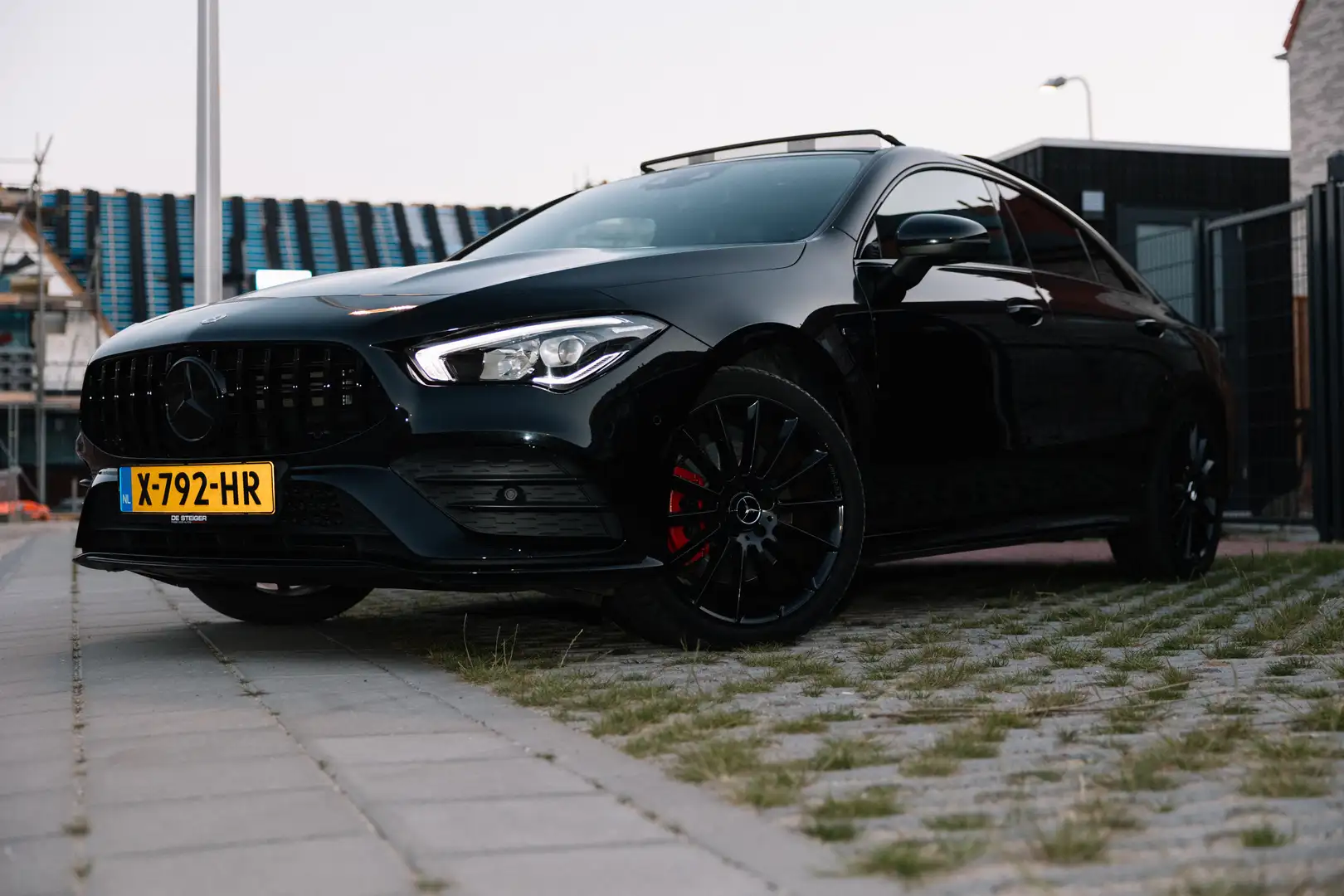 Mercedes-Benz CLA 250 Mercedes-Benz CLA 250e 218pk 8G-DCT zwart AMG&Nigh Zwart - 2